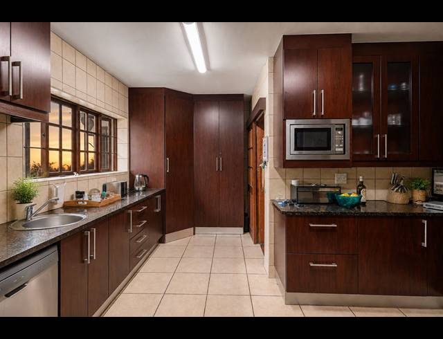 4 BEDROOM GUEST HOUSE FOR SALE IN NORTHCLIFF